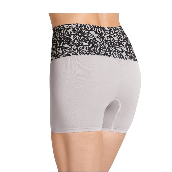 💜Jockey Essentials Women's 360 Slimming, Seamfree Slimming Short - Picture 2 of 8